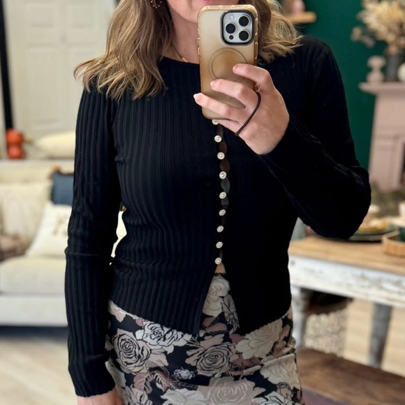 Black Ribbed Button-Up Top - Picture 4 of 4